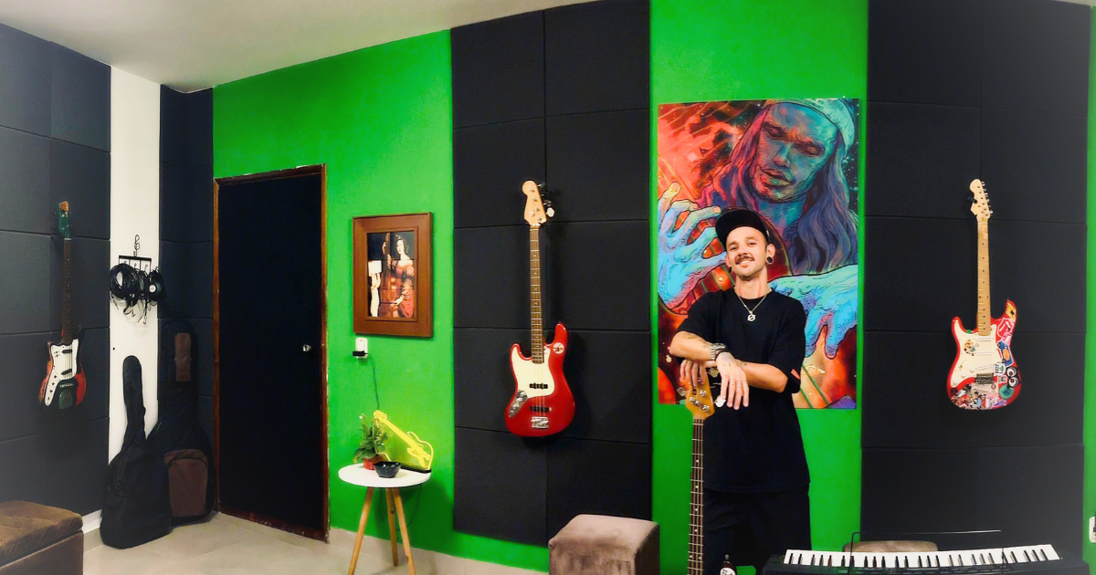 Felipe Gnomo tocando contrabaixo
